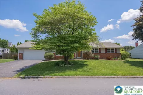 1359 Oak Dr, Macungie, PA 18062