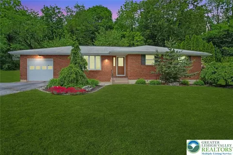 7320 Hillcrest Ln, Slatington, PA 18080