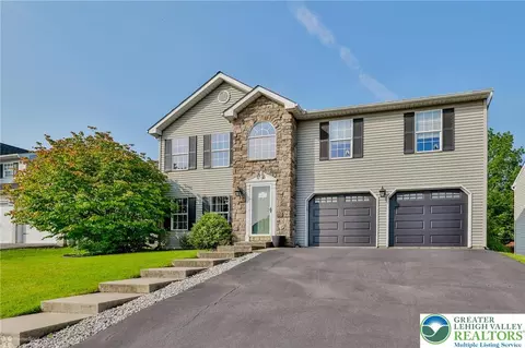 5007 Foxdale Dr, Whitehall Twp, PA 18052