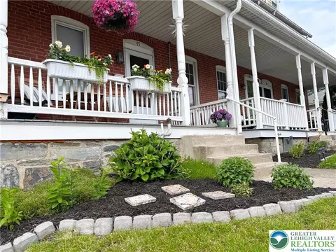 45 Evergreen St, Nazareth, PA 18064