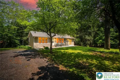 18 Holiday Dr, Lake Harmony, PA 18624
