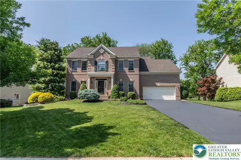 5371 Greenbriar Dr, Bethlehem, PA 18017