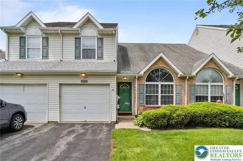8077 Cross Creek Cir, Breinigsville, PA 18031