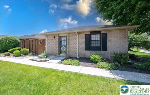 2765 Rolling Green Pl, Macungie, PA 18062