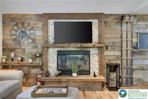 Living - 6114 Decker Rd, Saw Creek, PA 18324 photo 3 of 5