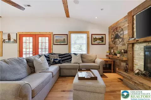 Living - 6114 Decker Rd, Saw Creek, PA 18324 photo 2 of 5