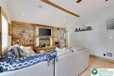 Living - 6114 Decker Rd, Saw Creek, PA 18324 photo 4 of 5