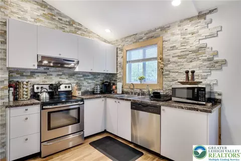 Kitchen - 6114 Decker Rd, Saw Creek, PA 18324 photo 1 of 3