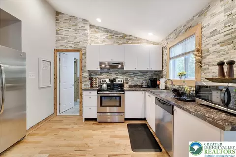 Kitchen - 6114 Decker Rd, Saw Creek, PA 18324 photo 2 of 3