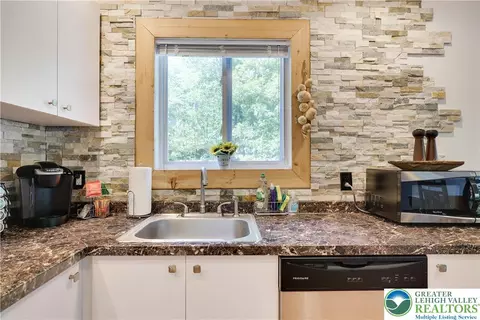 Kitchen - 6114 Decker Rd, Saw Creek, PA 18324 photo 3 of 3