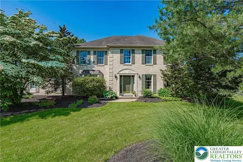511 Magnolia Ln, Nazareth, PA 18064