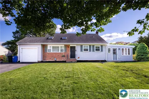 2049 Vista Dr, Bethlehem, PA 18018