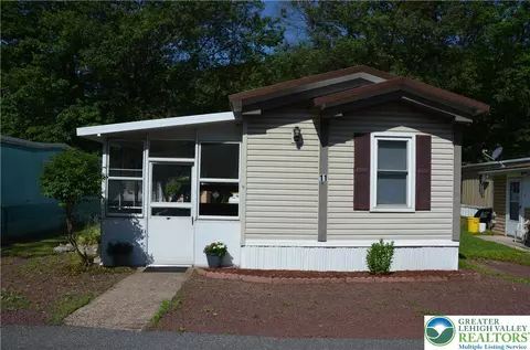 11 Indian Trl, Wind Gap, PA 18091