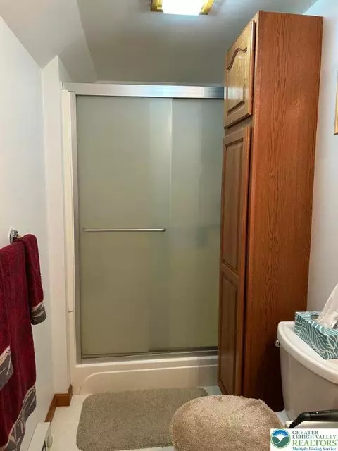 Bath - 46 E Oak St, Hazleton, PA 18201 photo 2 of 2