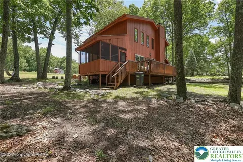 138 Banbury Dr, Saw Creek, PA 18324