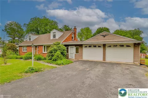 1390 Oakwood Dr, Bethlehem, PA 18017