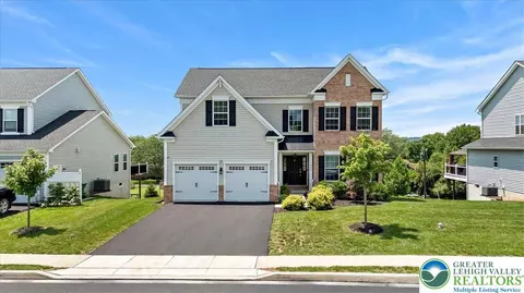 1033 Bayberry Dr, Pennsburg, PA 18073