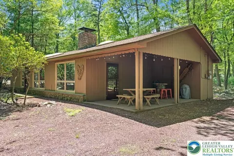 8 Big Boulder Rd, Lake Harmony, PA 18624