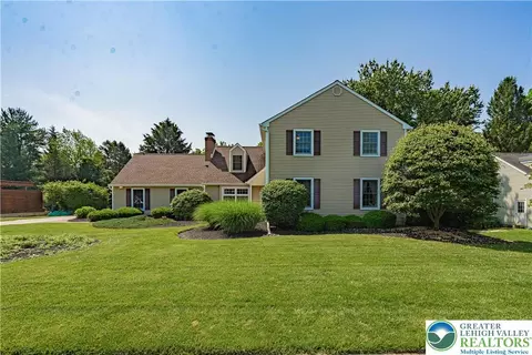 4984 Meadowview Dr, Macungie, PA 18062