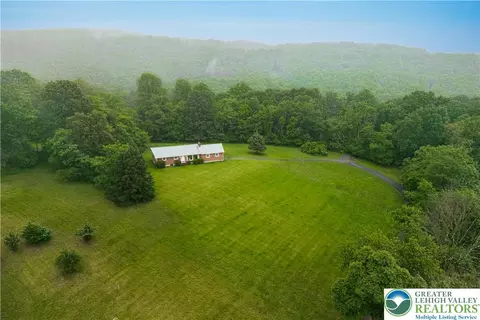 2186 Polk Valley Rd, Hellertown, PA 18055