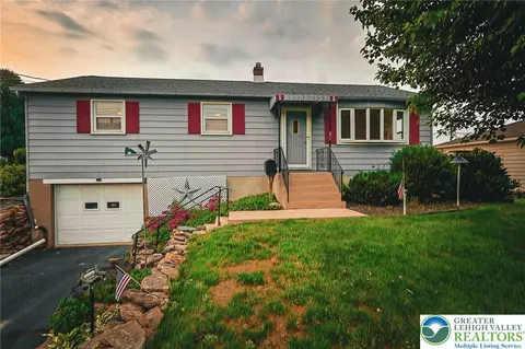 517 W Saint Elmo St, Nazareth, PA 18064