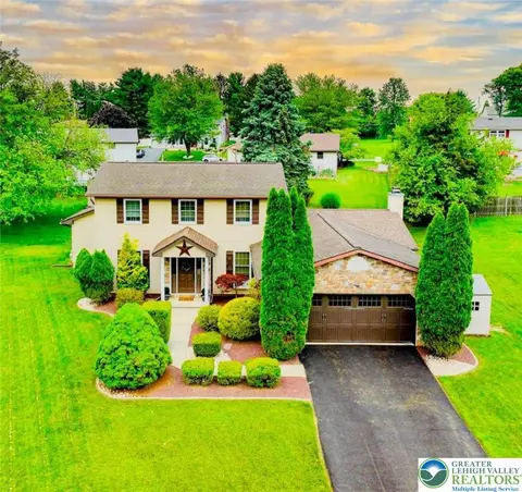 106 Fernwood Dr, Forks Twp, PA 18040