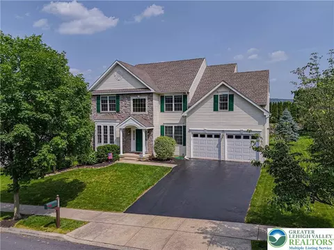 3213 Overlook Dr, Emmaus, PA 18049