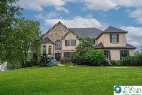 6532 Forest Knoll Ct, Allentown, PA 18106