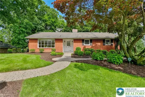 156 Forest Dr, Nazareth, PA 18064