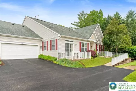1883 Gregory Pl, Hellertown, PA 18055