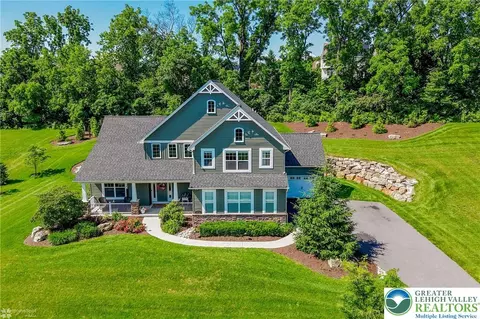 8776 Valley West Dr, Breinigsville, PA 18031