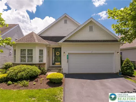 3052 Oak Hills Dr, Northampton, PA 18067
