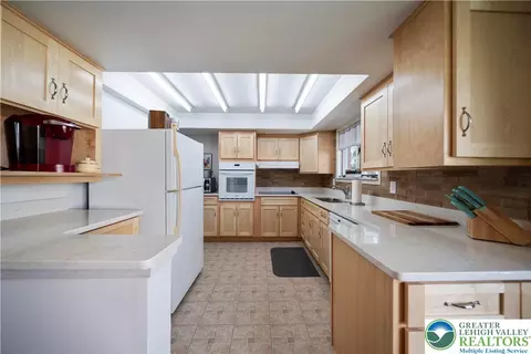 Kitchen - 275 E Thomas Ave, Hellertown, PA 18055 photo 3 of 3