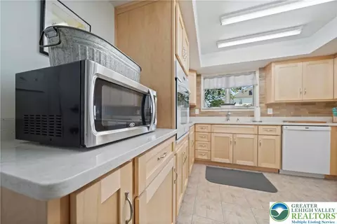 Kitchen - 275 E Thomas Ave, Hellertown, PA 18055 photo 2 of 3