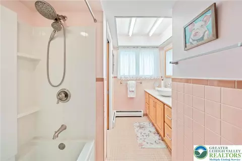 Bath - 275 E Thomas Ave, Hellertown, PA 18055 photo 1 of 3