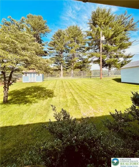 309 Willow Rd, Hellertown, PA 18055 photo 3