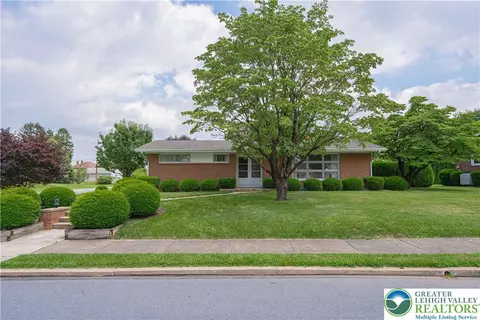 3328 N 3rd St, Hokendauqua, PA 18052
