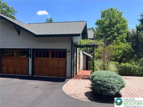 3485 Creekside Ct, Hellertown, PA 18055
