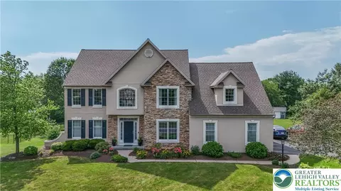 4992 Farmview Dr, Schnecksville, PA 18078