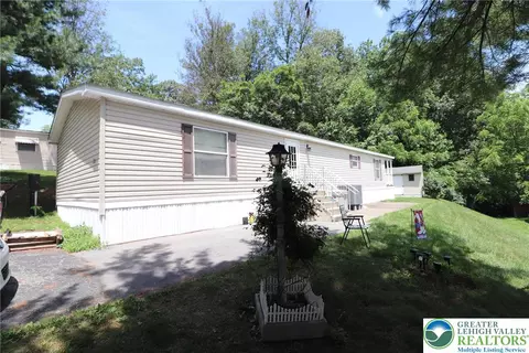 6313 Nisbet Ct, Slatington, PA 18080