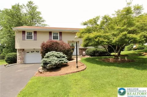 5979 Club House Ln, Wescosville, PA 18106