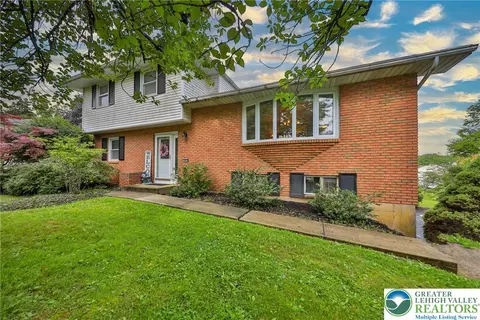 1812 Treeline Dr, Forks Twp, PA 18040