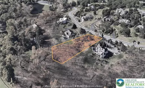 2695 Apple Valley Estates Dr, South Whitehall Twp, PA 18069