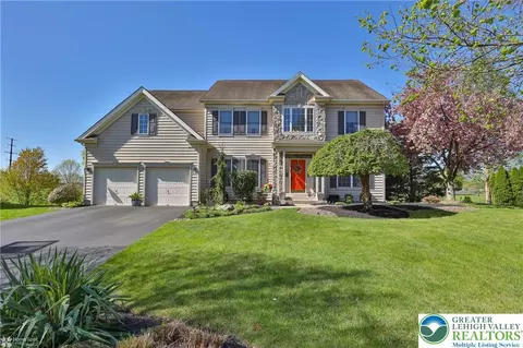 5327 Greenbriar Dr, Bethlehem, PA 18017