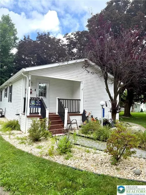8726 Breinig Run Cir, Breinigsville, PA 18031