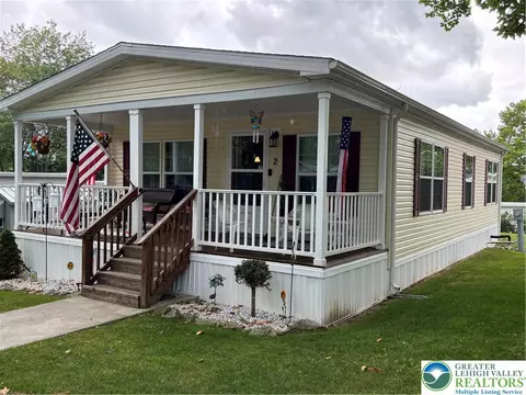 2 Woodview Ct, Bath, PA 18014