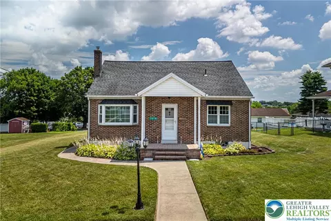 3418 N 2nd St, Hokendauqua, PA 18052