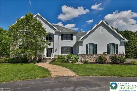 4464 Oakwood Ln, Nazareth, PA 18064