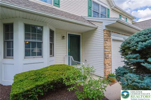 2877 Hope Ridge Dr, Easton, PA 18045