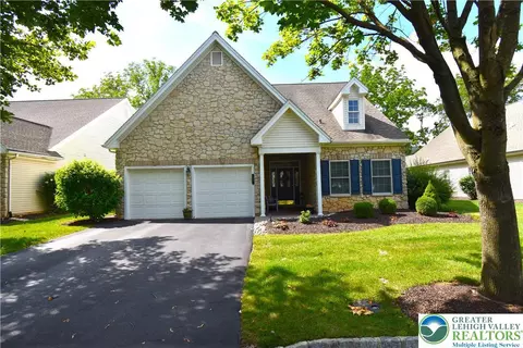 82 Glenmoor Cir S, Palmer Township, PA 18045